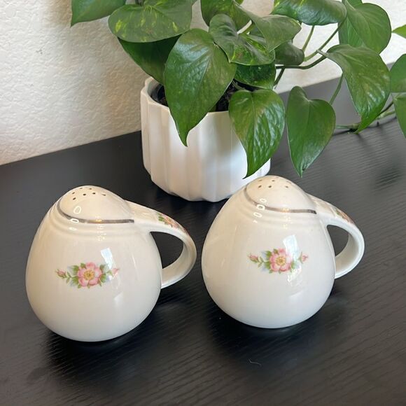 Large Vintage Porcelain Salt and Pepper Shaker Set - Picture 2 of 5